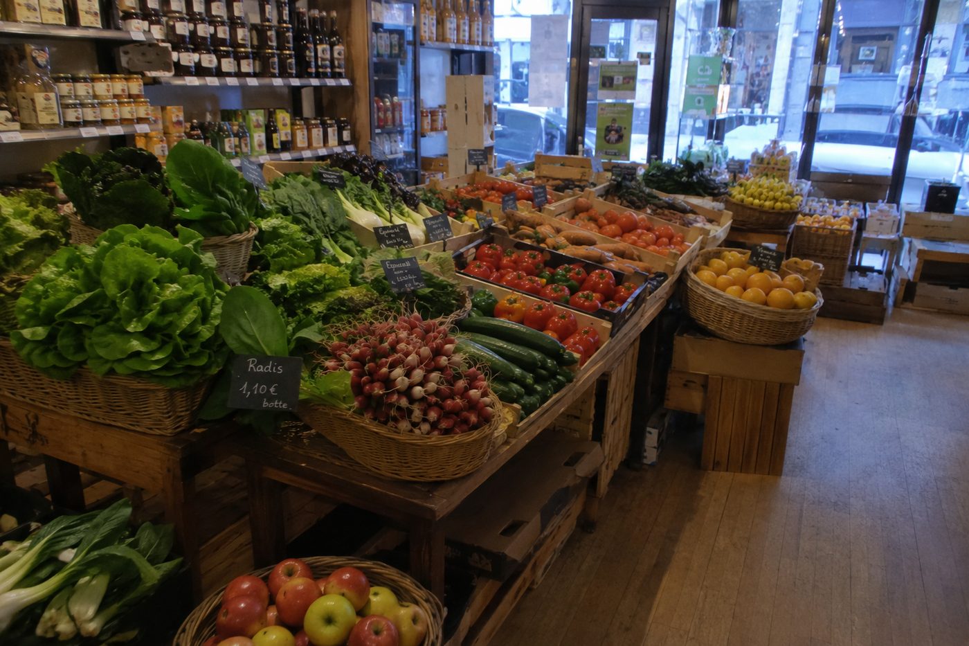 Étal de primeur, fruits et légumes frais