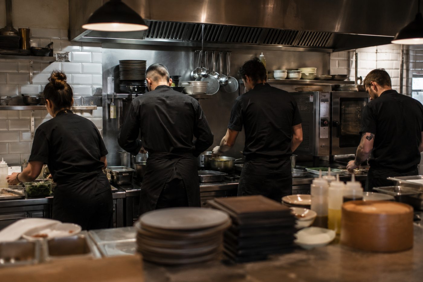 Équipe en cuisine dans un restaurant