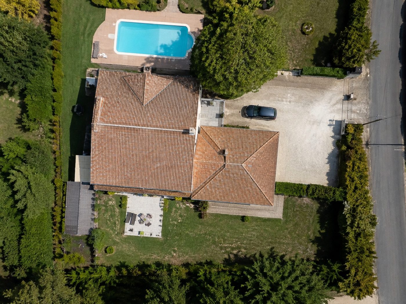 Prise de vue aérienne par drone d'une maison avec piscine